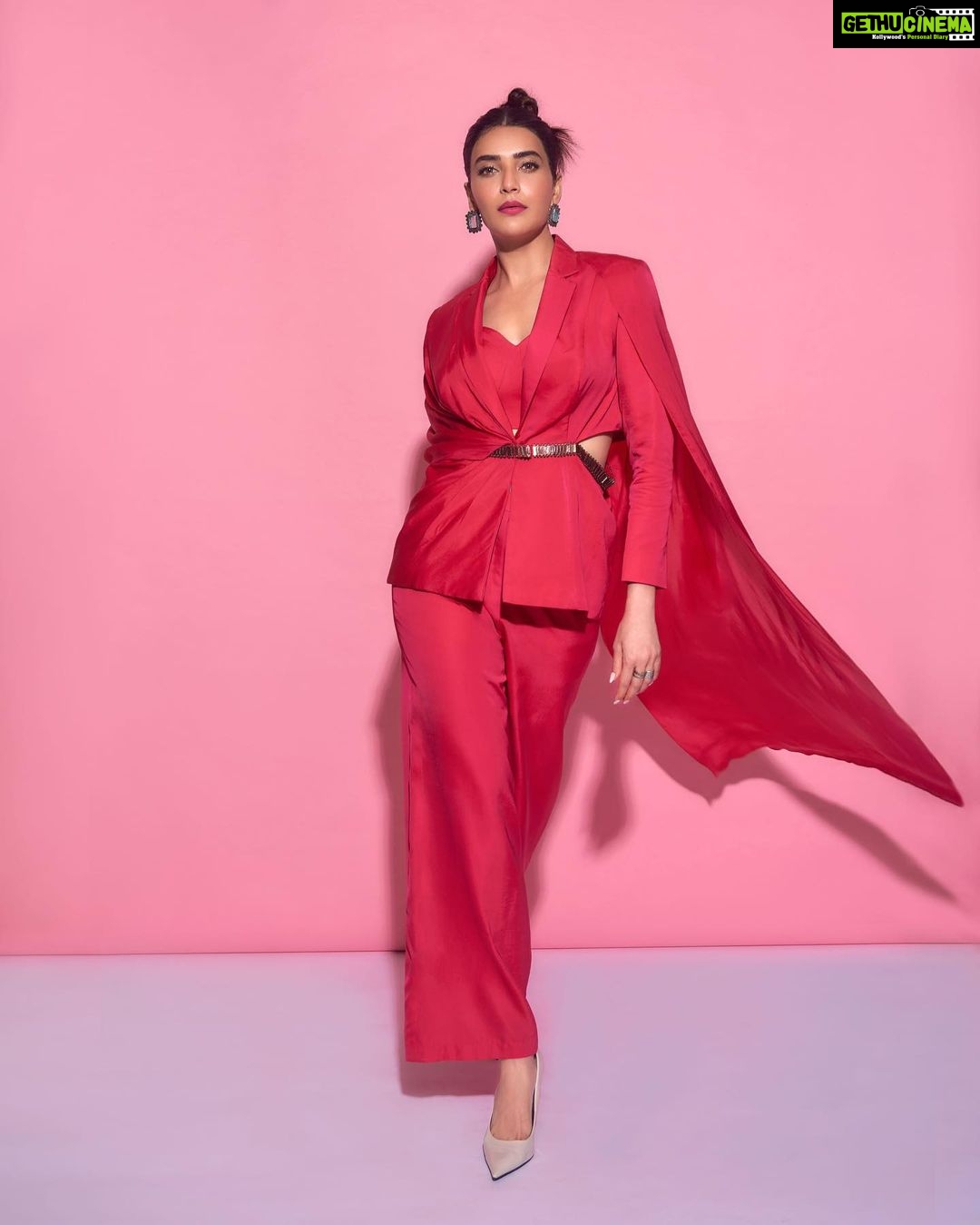 Karishma Tanna Instagram - Pretty in Pink and all 🩷🩷 Promotions for #Scoop @netflix_in Make up @makeupbyvishakha Hair @shefali_hairstylist.81 Outfit- @agunjofficial Jewellery- @sangeetaboochra @aquamarine_jewellery Styled by- @sukritigrover Styling Team- @vanigupta.23 @simrankumar19 Click by @akshay_26 #love #pink #mood #potd #explore #karishmatanna