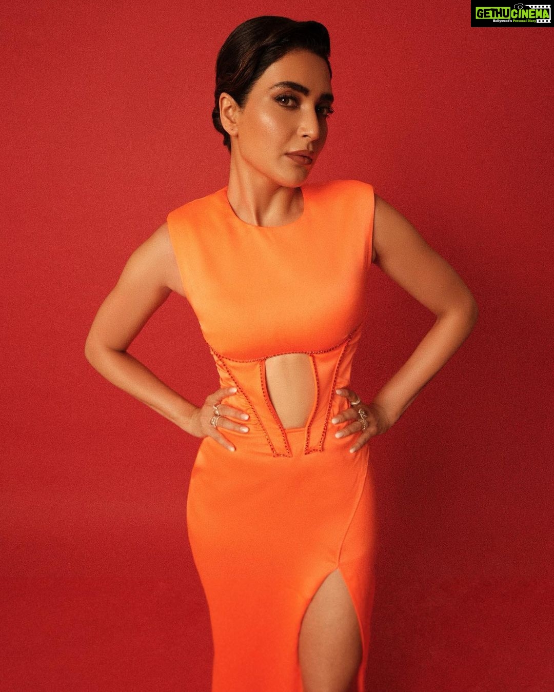 Karishma Tanna Instagram - Orange is the new Orange π @feminaindia awards . #aboutlastnight #potd #explore #love #karishmatanna Outfit- @gennyofficial Make up @makeupbyvishakha Hair @shefali_hairstylist.81 Jewellery- @anmoljewellers Styled by- @sukritigrover Styling Team- @vanigupta.23 @simrankumar19