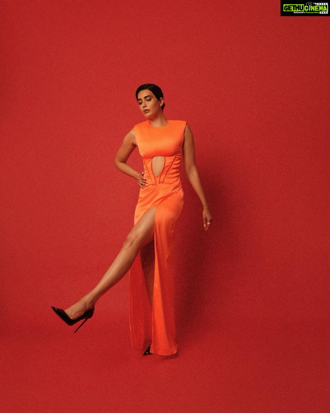 Karishma Tanna Instagram - Orange is the new Orange π @feminaindia awards . #aboutlastnight #potd #explore #love #karishmatanna Outfit- @gennyofficial Make up @makeupbyvishakha Hair @shefali_hairstylist.81 Jewellery- @anmoljewellers Styled by- @sukritigrover Styling Team- @vanigupta.23 @simrankumar19