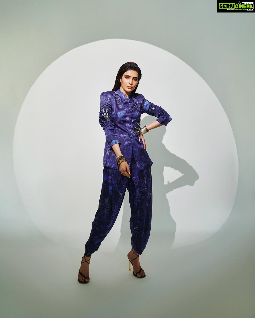 Karishma Tanna Instagram - What’s Scoop ing???? @netflix_in #scoop #love #work #explore #potd #karishmatanna Outfit- @payalpratap Jewellery- @sangeetaboochra @aquamarine_jewellery @minerali_store Makeup- @kavyesharmaofficial Hair- @shefali_hairstylist.81 Styled by- @sukritigrover Styling Team- @vanigupta.23 @simrankumar19 Photographer- @aviraj