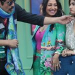 Kashmera Shah Instagram – A lovely #bts from the latest episode of #biggbuzz #biggbuzzonvoot #biggbuzzwithkrushnaandfamily #kashmerashah #krushna #krushnaabhishek #subuhijoshi @arshikofficial @subuhijoshi_essjay @im_vishalvishu @vankush_arora kashmera shah’s outfit by @theboozybutton stylish jewelry by @noor_jewelsofnow bts shot by @iam_kunalverma make up by @shailupathare hair by @antonio.christina
