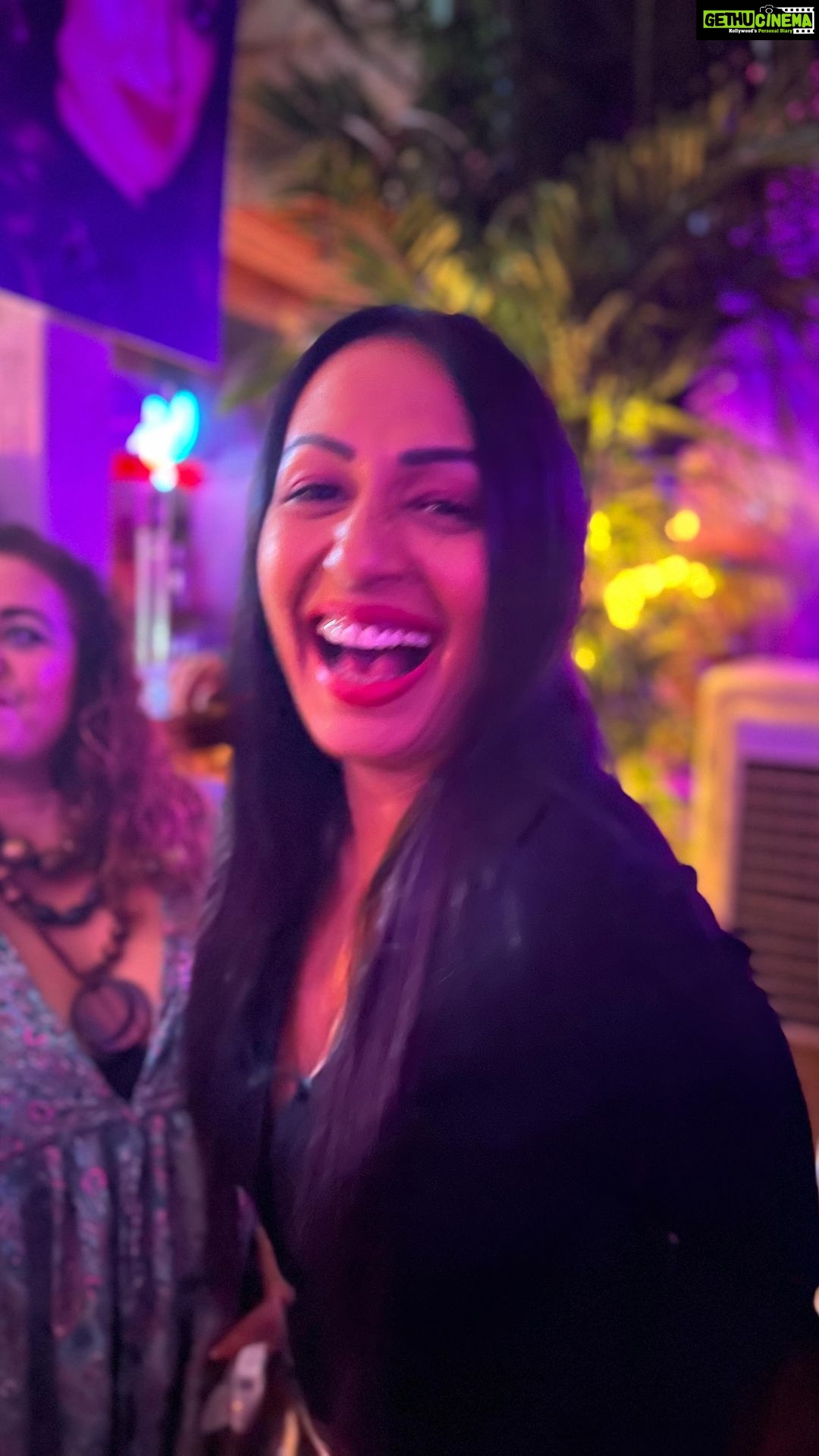 Kashmera Shah Instagram - Forever laughing @klosetbykash #kashmerashah #kashmirashah #kash #hottie🔥 #sëxy #bollywood #bollywoodsongs #bollywoodhot #bollywoodmovies #actor #actresses #bollywoodactresses #black #blackdress