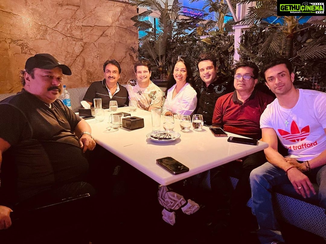 Kashmera Shah Instagram - The connections that we make here on earth…maybe that’s what Heaven truly is. Here with friends and family enjoying a night out @upintheair_mumbai @krushna30 @rishaabchauhaan @realkaranmehra @lollypop0811 #sanjayji