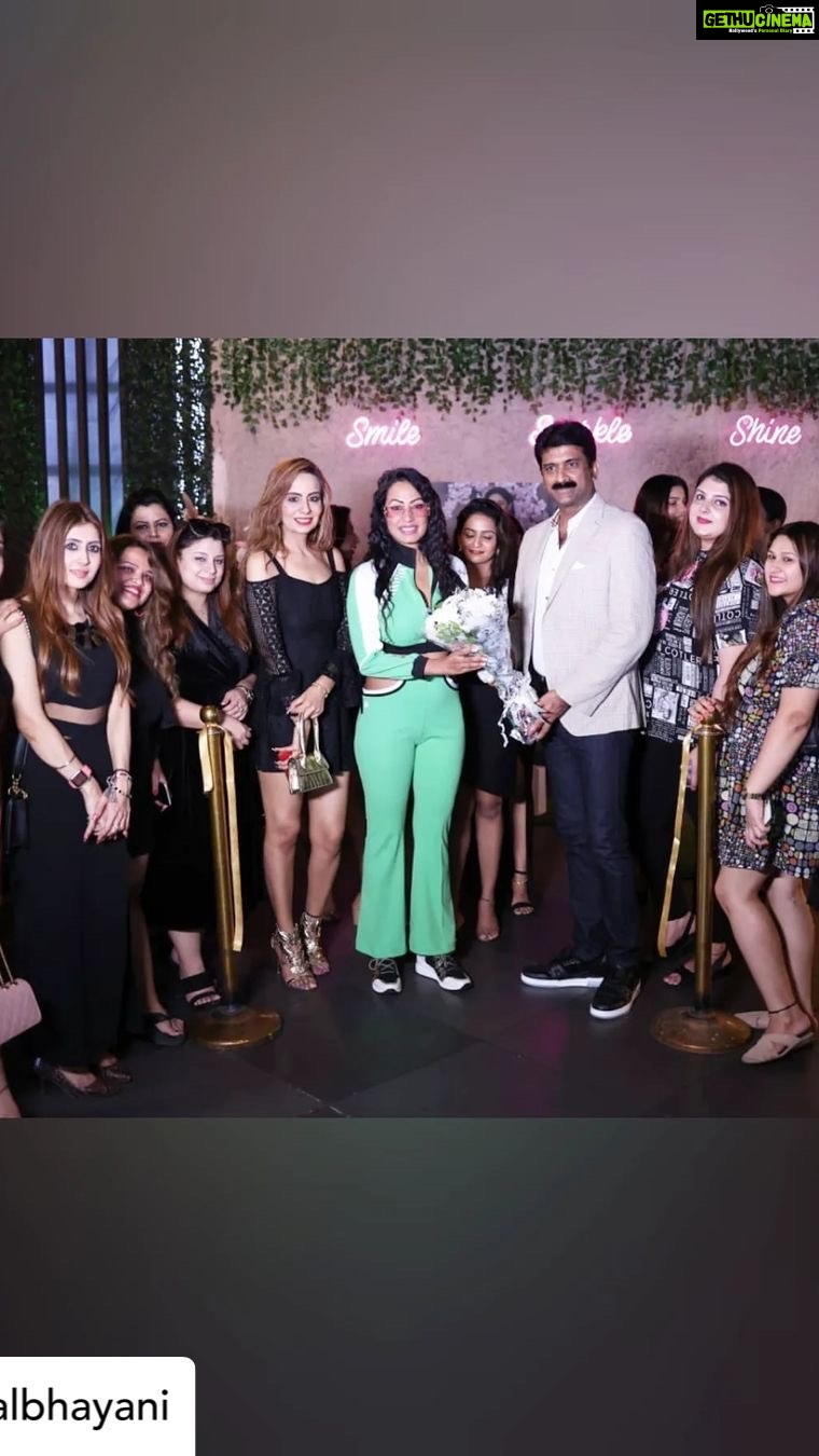 Kashmera Shah Instagram - Had an absolutely fun time @glasshousethelounge celebrating with @hi_life_exhibition and @thekarmiccycle_ @mahreenkhan Can’t wait to do it again.