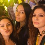 Kashmera Shah Instagram - See our madness and do see the shocking expressions of our friend @rajesh_khattar @rohitkverma @tannazirani_ @vandanasajnaniofficial @mukherjeeronita @banerjeepuja @munishakhatwani