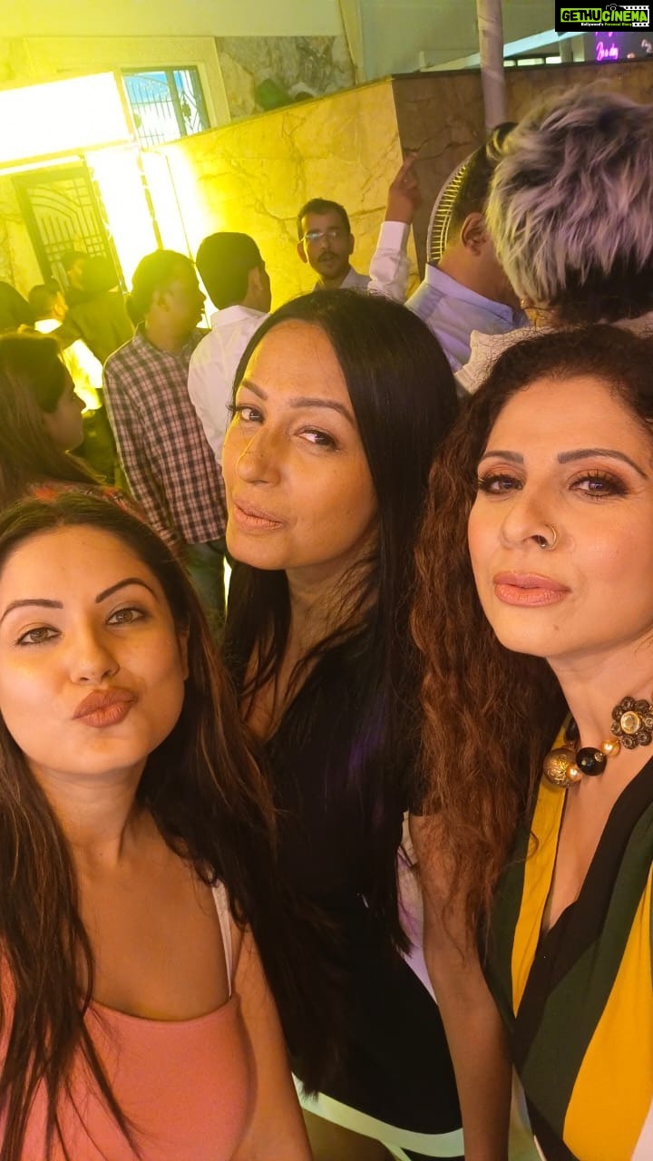 Kashmera Shah Instagram - See our madness and do see the shocking expressions of our friend @rajesh_khattar @rohitkverma @tannazirani_ @vandanasajnaniofficial @mukherjeeronita @banerjeepuja @munishakhatwani
