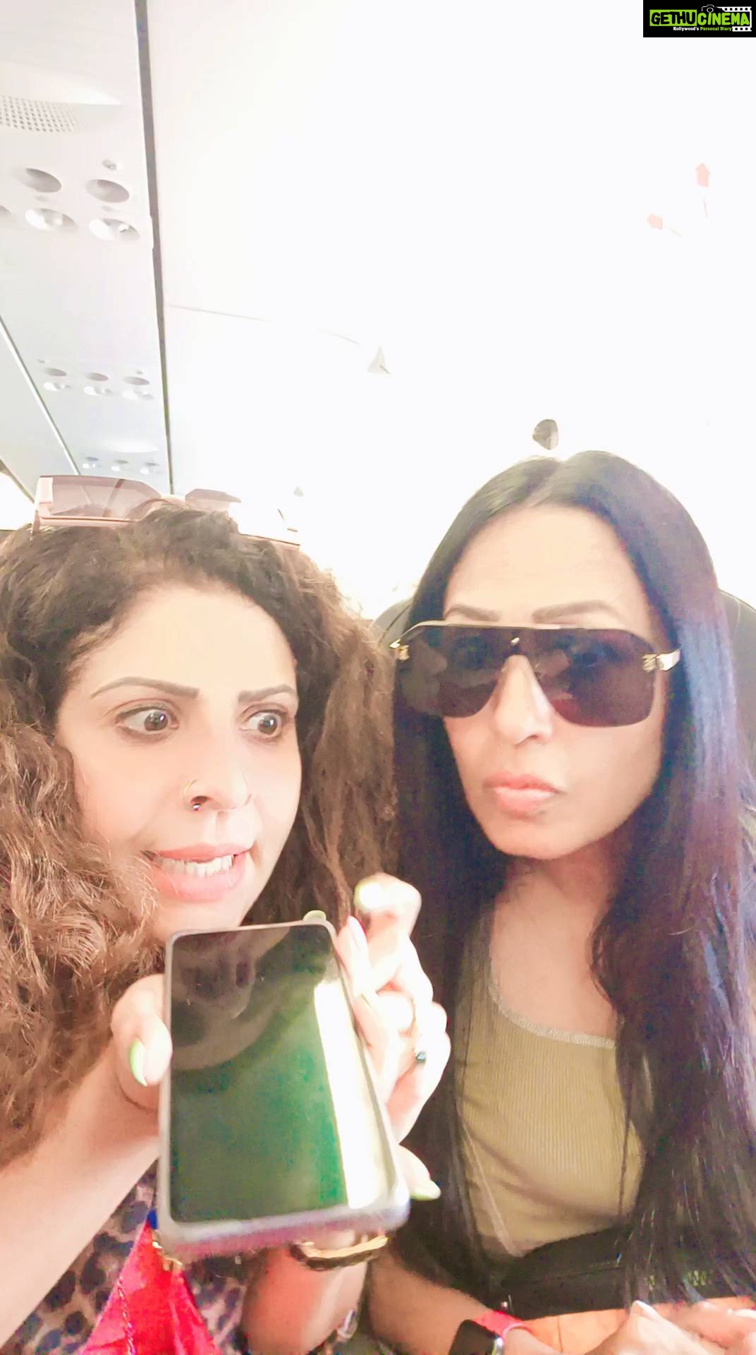 Kashmera Shah Instagram - Aaj kal ke lyrics bhi na Kuch samajh mein hi nahi aate Yeh hamara life hack Hain Bhai Latest music toh chahiye lyrics aaye ya na aaye! Kya bidu sahi bola na? What are the mad things you do with your friends? @kashmera1 you are officially rocking on reels now! The hilarious hot one you are! Lol ! #reelvideo #reelsinstagram #madness #humour #funnymeme #funnyvideos #reelsviral #reelkrofeelkro #hindimemes #bffs❤️ #friendshipgoals #friends #togetherstronger❤️ #crazyfriends #funnyshit #funnyreels #laughteristhebestmedicine #songs #bollywoodsongslovers #songlyrics #funnyposts