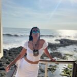 Kashmera Shah Instagram - We all have a little bit of madness in us. The important thing is to Never Lose It. Let the child in you always be present. Life will go on the path it’s supposed to. Be mad. Be You. @krushna30 @rishaabchauhaan @artisingh5 #kashmerashah #kashmirashah #kash #goa #life #loveyourself #crazy #crazygirl #sunset #ocean #white @klosetbykash #womendirectors #bollywood
