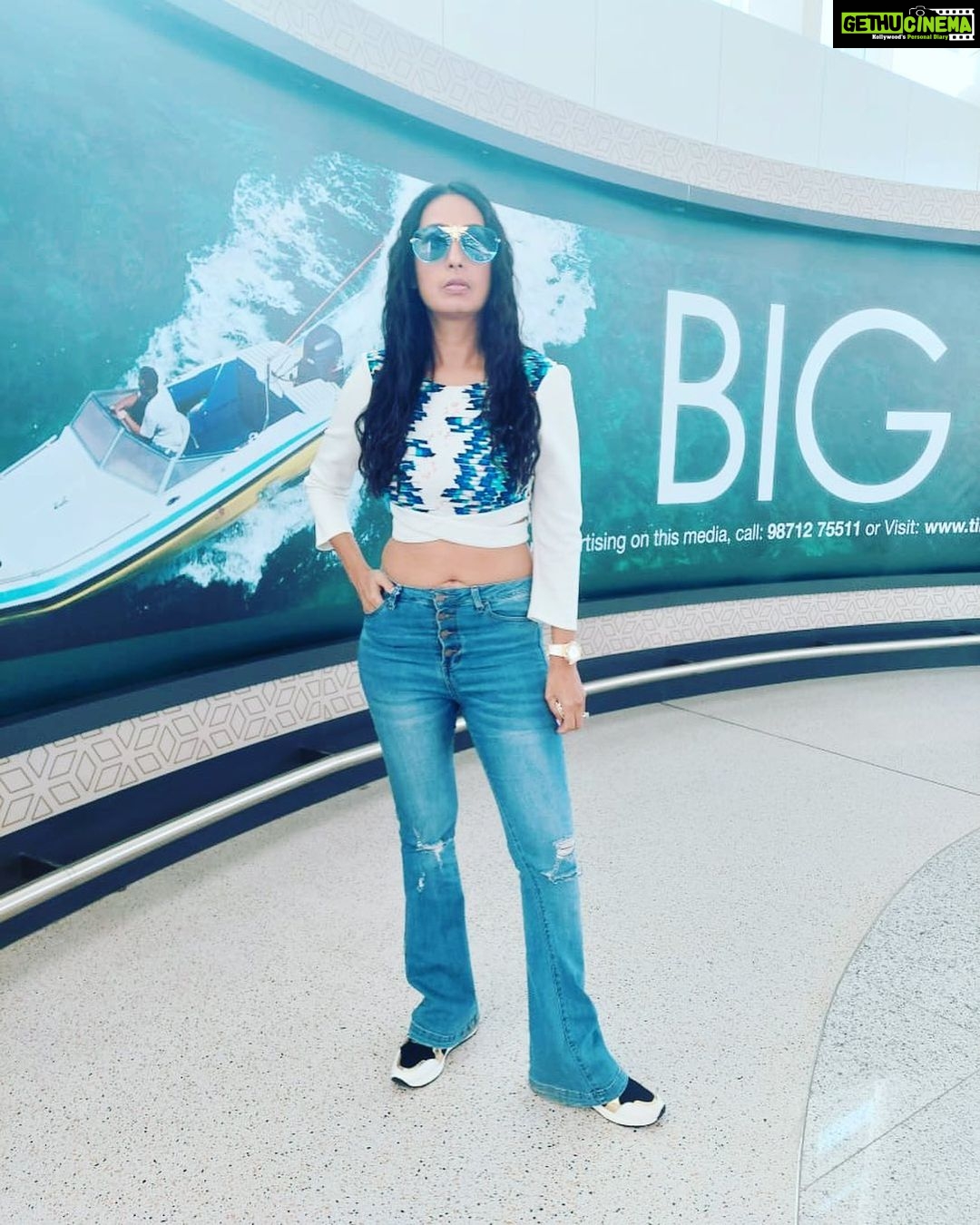 Kashmera Shah Instagram - I am born an original…I would not want to die a copy but I get very pleased when I am copied. Carry on haters. You love me more than the ones that proclaim their love for me as you watch my every move and every step. My kind words to you Get A Life. Stay Blessed Think Big @klosetbykash @boofilmz #kashmerashah #kashmira #kashmirashah #kash #klosetbykash #sexy #hot #bollywoodactress #directors #womendirectors #sizzling #sensuous #jeans #croptop #big