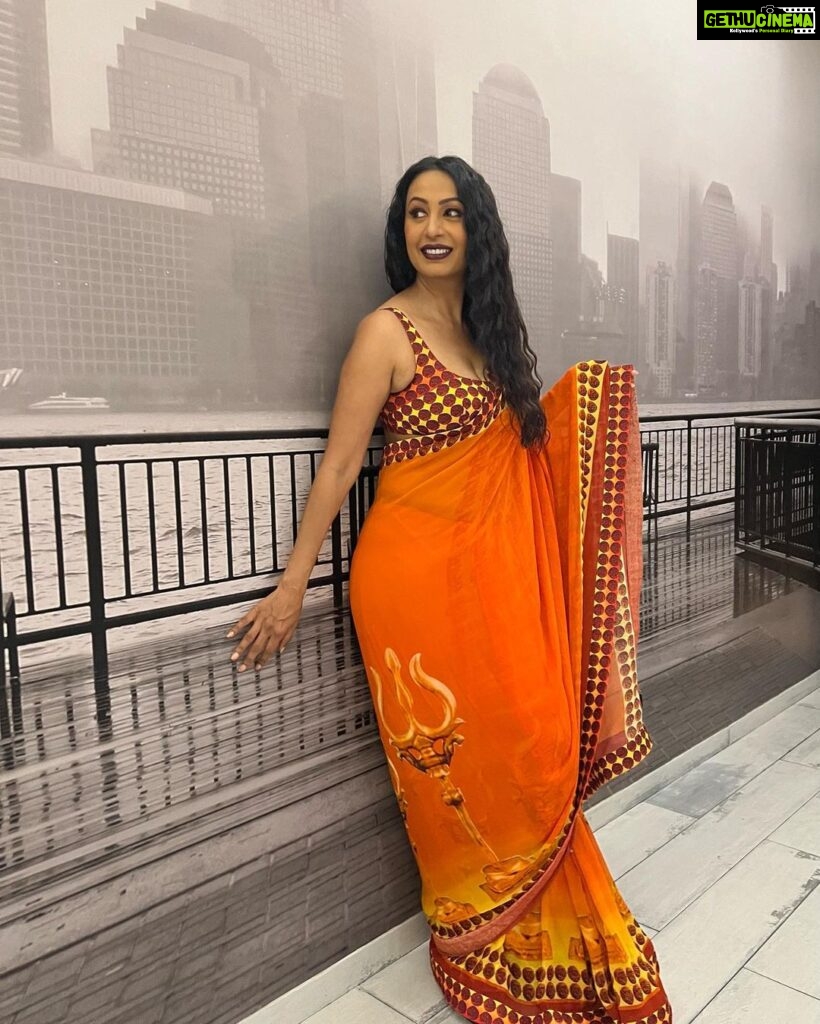 Kashmera Shah Instagram - People may not always tell you what they feel about you but they will Always show it. Pay Attention. Thank you @rohitkverma for giving me this fabulous saree to wear for the @timesnownavbharat awards for Visionary Leaders. Love ya. #kashmerashah #kashmirashah #sari #saree #rohitverma #orange #indianbeauty #actresshot #awards #bollywood #bollywoodactresses #directors #womendirectors