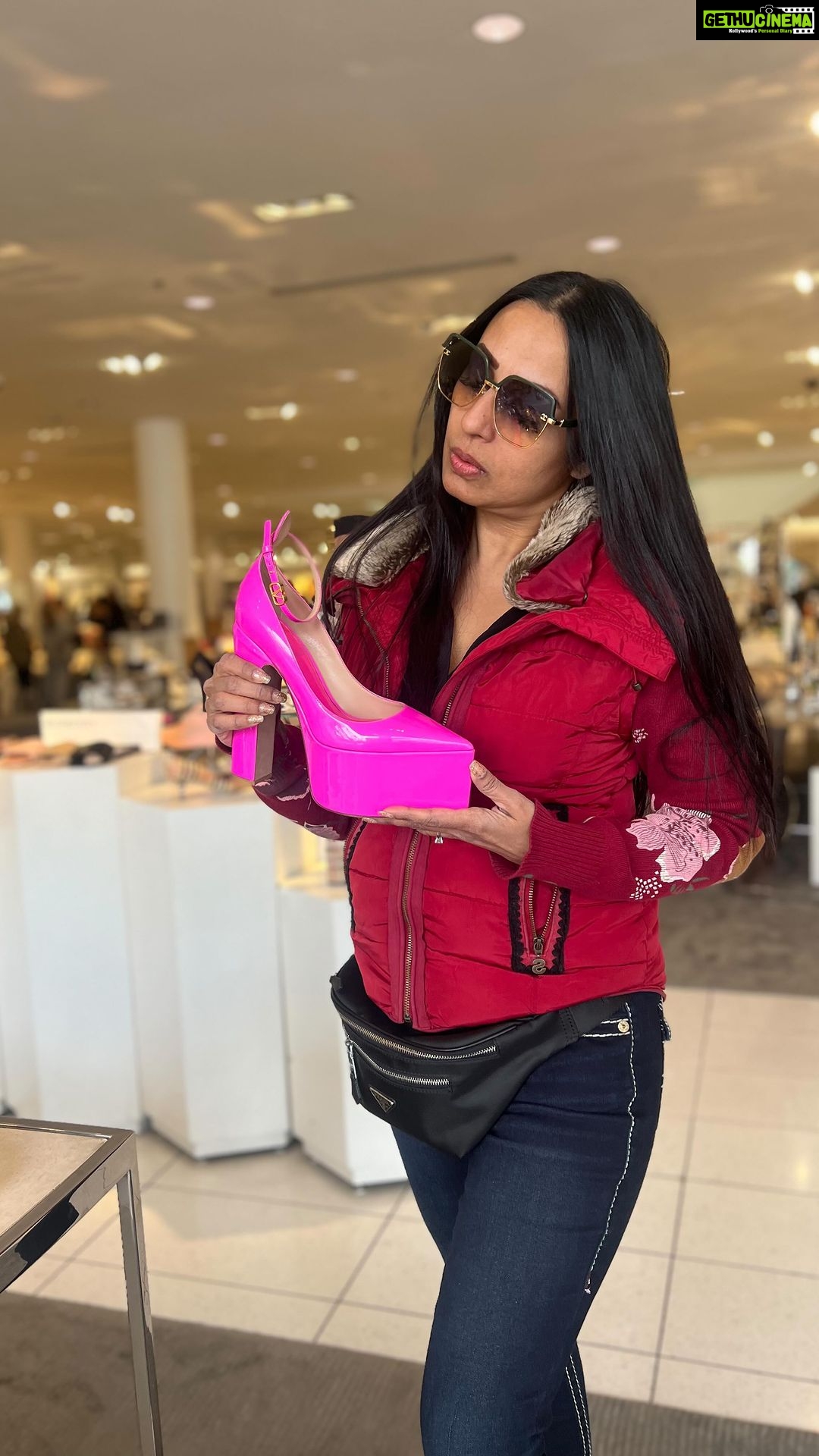 Kashmera Shah Instagram - Just like that #kashmerashah @saraarfeenkhan felt like posting our pic as we were laughing so genuinely that day in Phuket love ya #phuket #losangeles #valentino #shoes #bags #everythingexpensive #justme #kashisback #klosetbykash @klosetbykash @boofilmz