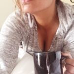 Kashmera Shah Instagram - Gm world. With a beautiful hot cup of coffee. Beautiful enough to fall in love with myself all over again. It’s time to love yourself @klosetbykash @boofilmz @krushna30 @rishaabchauhaan @artisingh5