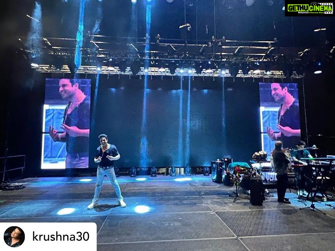 Kashmera Shah Instagram - Best of luck. Rock the stage in #toronto @krushna30 @kapilsharma @kikusharda @rajivthakur007 @chandanprabhakar @sumonachakravarti @tksshowofficial