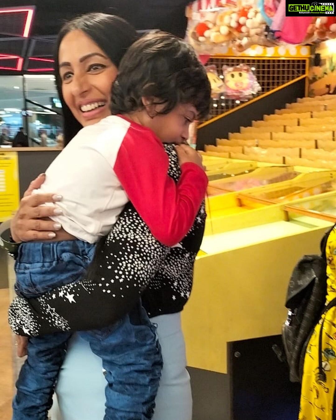 Kashmera Shah Instagram - Happy birthday my darling @yuvaankhattar here is wishing you loads of happiness in your life. Love you and lots of hugs from #chikupiku #rayaanksharma and #krishaangksharma @vandanasajnaniofficial @rajesh_khattar
