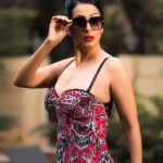 Kashmera Shah Instagram - Walking towards or walking away…your perspective, you decide. @klosetbykash @krushna30 @boofilmz #kashmerashah #kashmirashah #kash #women #bollywoodsongs #bollywoodhot #bollywoodmovies #bollywooddirectors #womendirectors #womeninbusiness #actors #actorlife #actress #bollywoodmovies #bollywoodstyle