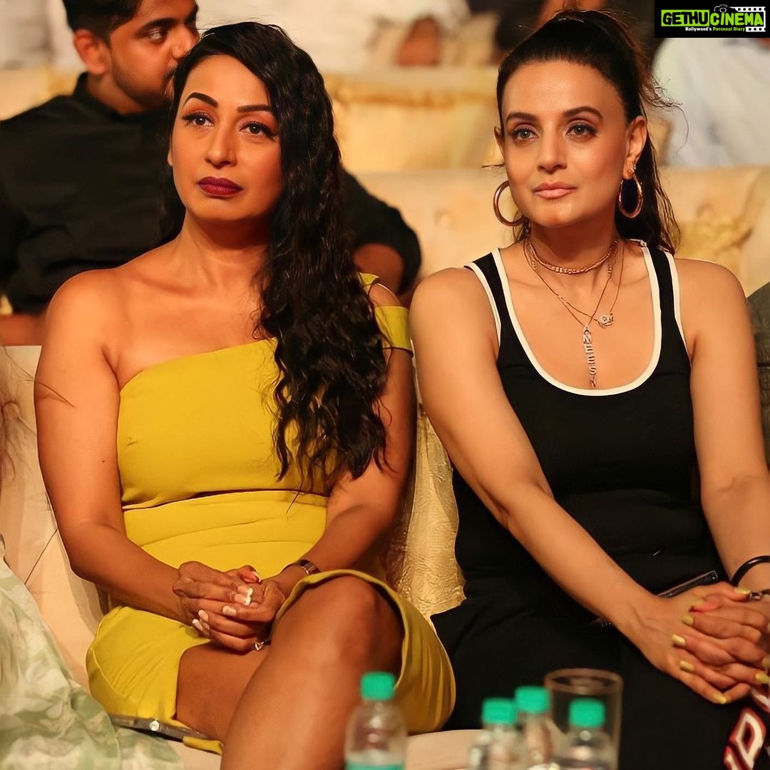 Kashmera Shah Instagram - #KashmeraShah slaying the Launch Event 🔥 absolutely looks hot in #Yellow 💛 #Bollywood #KashIsBack #Mrkhabri Mumbai - मुंबई