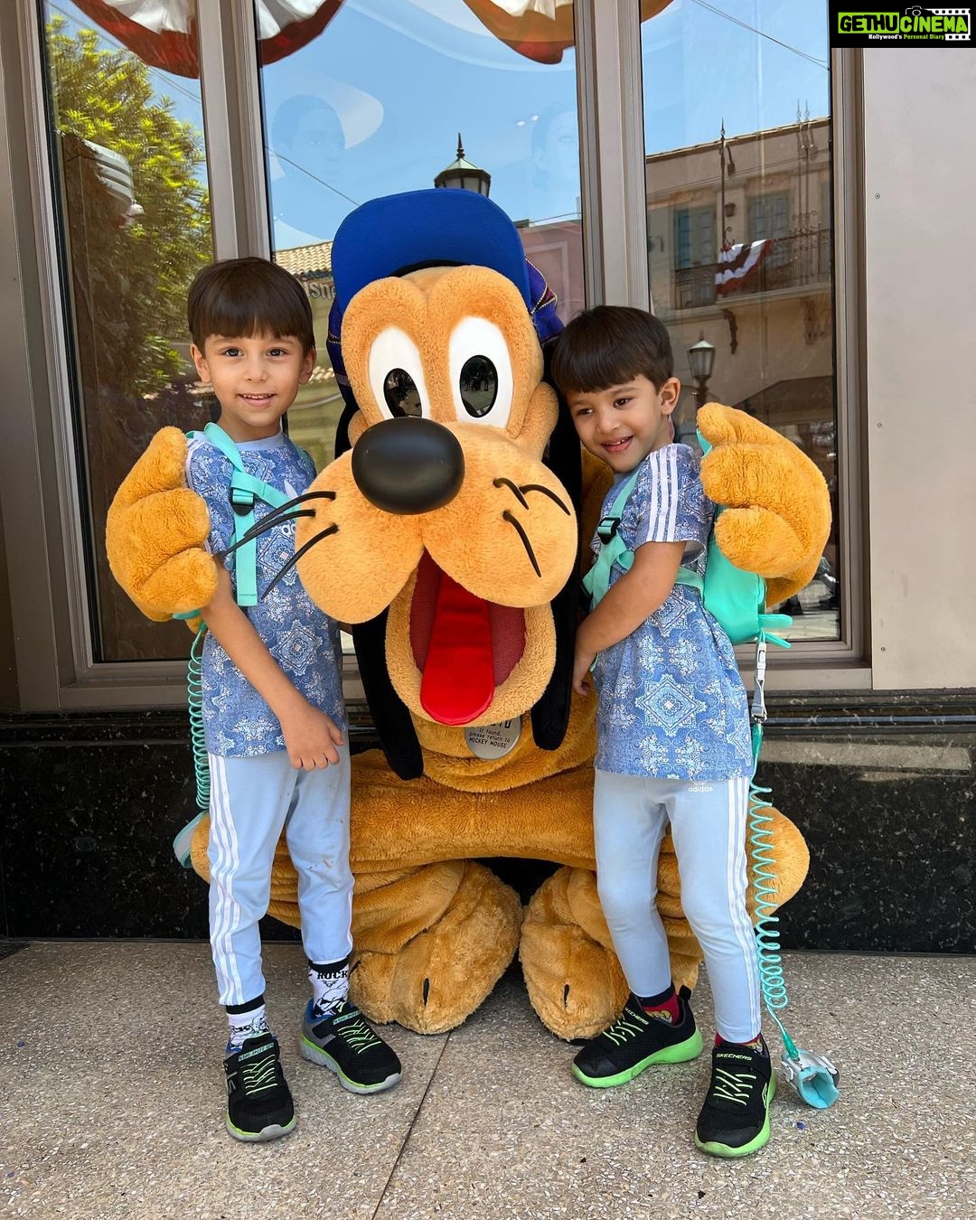 Kashmera Shah Instagram - Happy Birthday 5 th birthday my darlings. Thank you for making us relive our childhood again at #disneyland love you and god bless @krushna30 @rishaabchauhaan @artisingh5 @klosetbykash #chikupiku #rayanksharma #krishaangksharma #kashmerashah #kashmirashah #kash