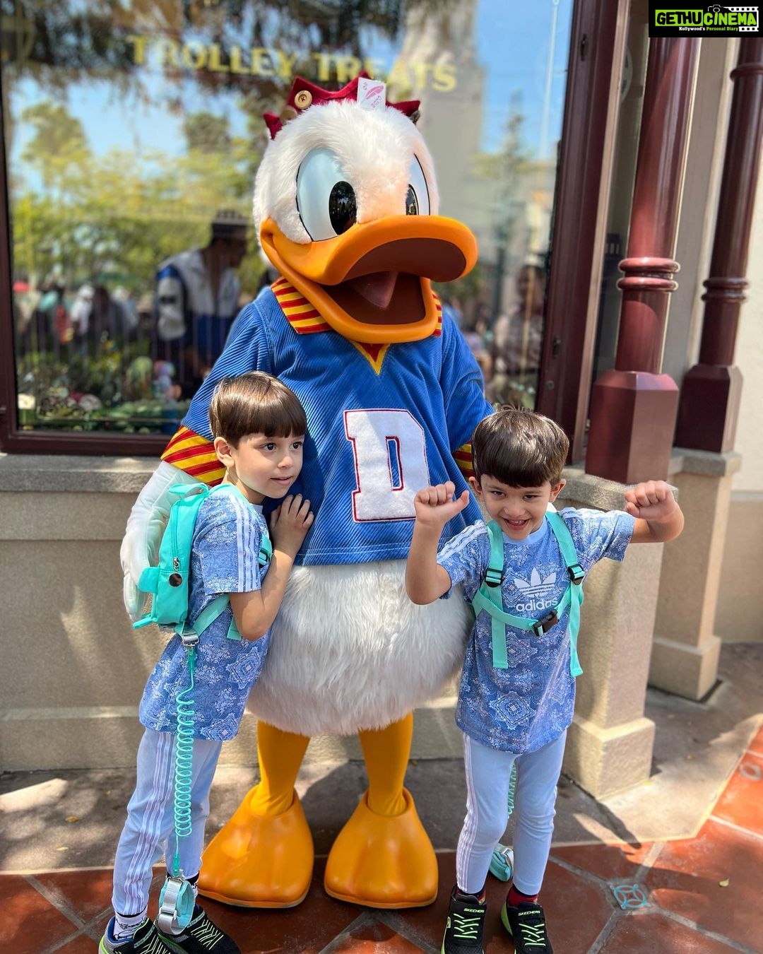 Kashmera Shah Instagram - Happy Birthday 5 th birthday my darlings. Thank you for making us relive our childhood again at #disneyland love you and god bless @krushna30 @rishaabchauhaan @artisingh5 @klosetbykash #chikupiku #rayanksharma #krishaangksharma #kashmerashah #kashmirashah #kash