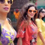 Kashmera Shah Instagram - Dancing girls on the floor @saraarfeenkhan @tannazirani_ @klosetbykash #kashmerashah #kashmirashah #kash #streetwear #style #klosetbykash