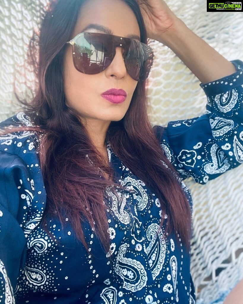 Kashmera Shah Instagram - The key to happiness is… stay away from idiots @klosetbykash @boofilmz #kashmerashah #kash #kashmirashah #klosetbykash #bollywoodsongs #bollywood #bollywoodhot #bollywoodmovies #bollywoodstyle #directors #womendirectors #blue #sunglasses