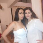 Kashmera Shah Instagram - When you make age look like just a number, when you make everybody feel like a somebody and when you are still laughing through your tears you know that you have met someone invincible. This is all about you my dear new friend @tannazirani_ I am so happy that I got to know you and I feel lucky and entitled for this gift. Remember don’t worry about a few people not liking you as They Are Not Your People. WE ARE. Have a great year and keep laughing and making us laugh Love you you crazy optimistic woman #tannaz #tannazirani #strongwomen #optimistic #smiling #fighter #kashmerashah