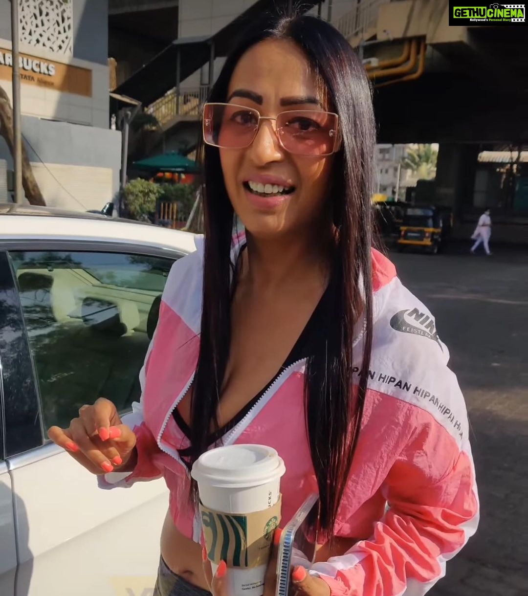 Kashmera Shah Instagram - Step out in this pink jacket. DM for the price. Available only @klosetbykash @kashmera1 #kashmerashah #kashmirashah #kash #klosetbykash #joggers #style #swag #streetsmart #indian #bollywood #bollywoodhot #hottie #directors #womendirectors