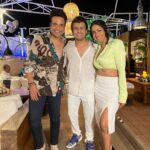 Kashmera Shah Instagram - Sometimes one falls short of words to explain what one feels. All I can say is congratulations my Uber talented friend @sonunigamofficial for receiving the ultimate #padmashree I only know that there is no one that deserves it more than you my friend. Here is to your journey and ours with you 🍷 @krushna30 #kashmerashah #kashmirashah #kash #klosetbykash #boofilmz @boofilmz #sonunigam #krushna