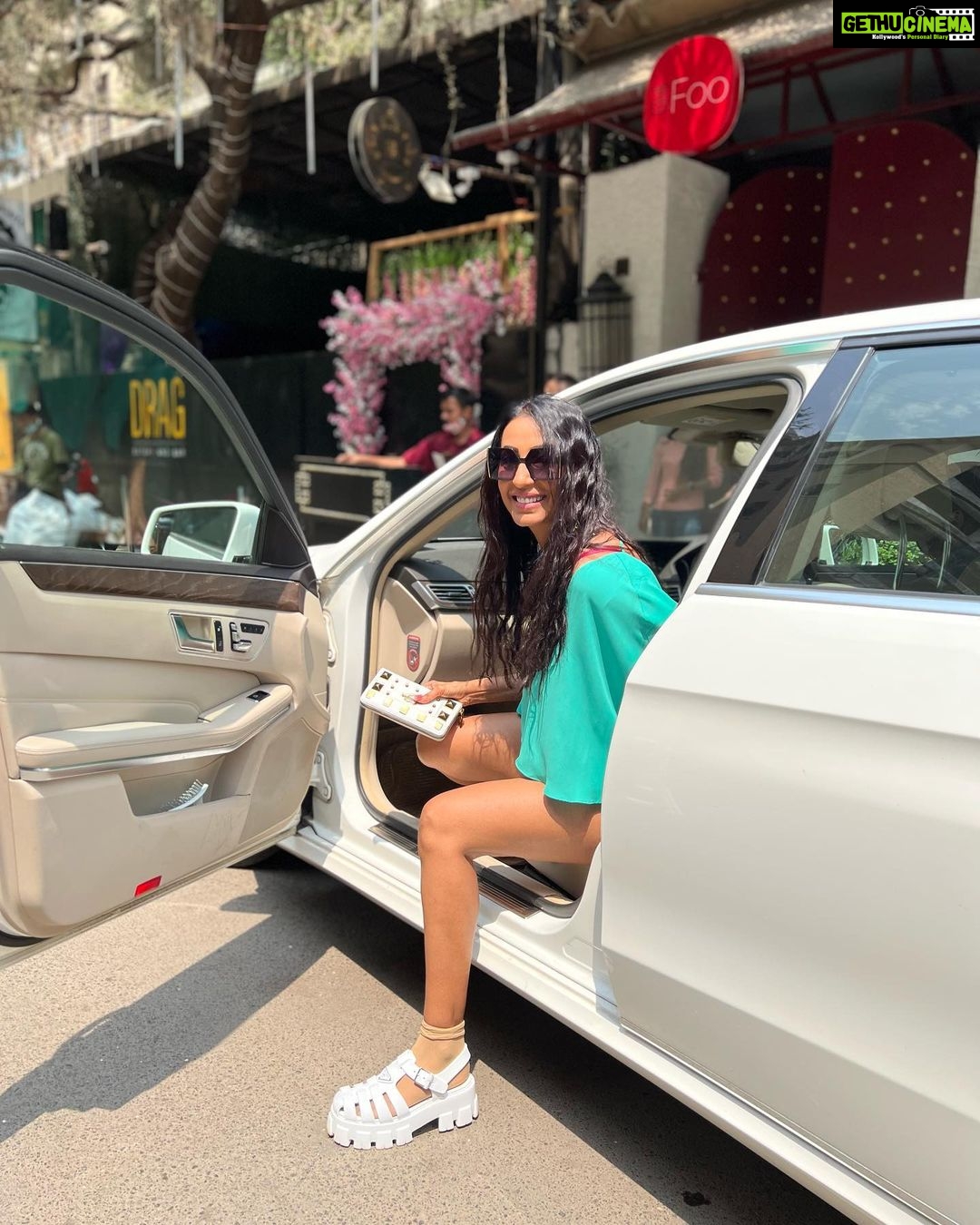 Kashmera Shah Instagram - Just a simple day to enjoy lunch with one of my besties @rohitkverma @krushna30 @saraarfeenkhan #kashmerashah #kashmirashah #kash #green #lunchwithfriends #diva #bollywoodbabes #womendirectors #filmdirectors #bollywoodactors #bollywoodhot @klosetbykash