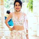 Kashmera Shah Instagram - It’s no use going back to yesterday as I was a different person then. I live every day as new day new experience. Love the moment. Feel the wind. DM for the price of this outfit. Worn once only and almost new now. Coming to you by @klosetbykash @kashmera1 #kashmerashah #kashmirashah #kash #kashmir #kashdoll #kashisback #diva #bollywood #bollywoodsongs #bollywooddirectors #womendirectors #star #girl #women