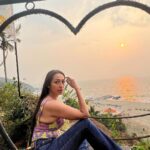Kashmera Shah Instagram - A special mention to @casaplayagoa for treating us to a fine feast and topping it up with the best view in Goa. Thank you again @saraarfeenkhan @rohitkverma @tannazirani_ @vandanasajnaniofficial @manalijagtap @mukherjeeronita @munishakhatwani for being a part of it. Shot exclusively by @flamingo.productions #kashmerashah #kashmirashah #klosetbykash #kash #goa #bacheloretteparty #indianbeaches #vagator