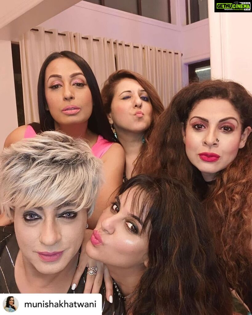 Kashmera Shah Instagram - The gorgeous girls of the bachelorette party @tannazirani_ @rohitkverma @munishakhatwani @saraarfeenkhan