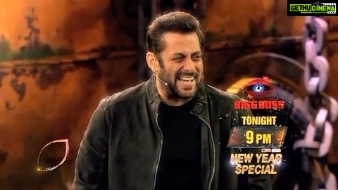 Kashmera Shah Instagram - Watch @krushna30 and @beingsalmankhan and I tonight only on @colorstv along with the legend himself @aapkadharam What a year ending to 2022. Watch anytime on @voot but 9 pm only on @colorstv #krushna #salmankhan #dharmendra #jackieshroff #kashmerashah #kahinpyaarnahojaaye @apnabhidu #jitendra written superbly by @vankush_arora