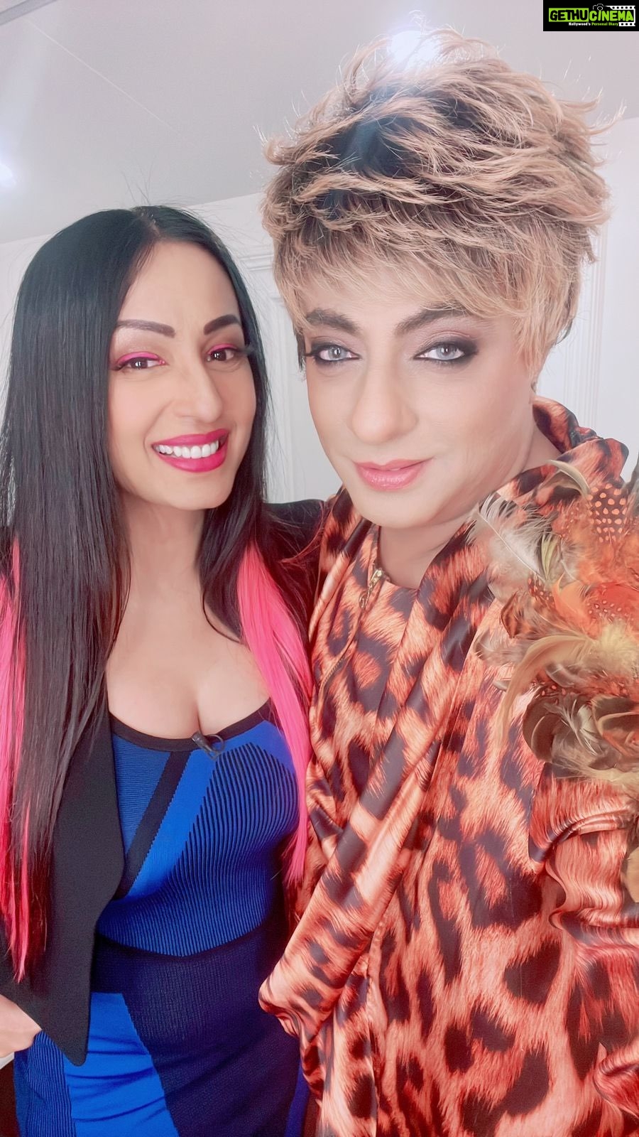 Kashmera Shah Instagram - Watch the full episode streaming now only on @voot @krushna30 @rohitverma #biggbuzz #biggbuzzonvoot #biggbuzzwithkrushnaandfamily #kashmerashah #kashmirashah shot by @iam_kunalverma