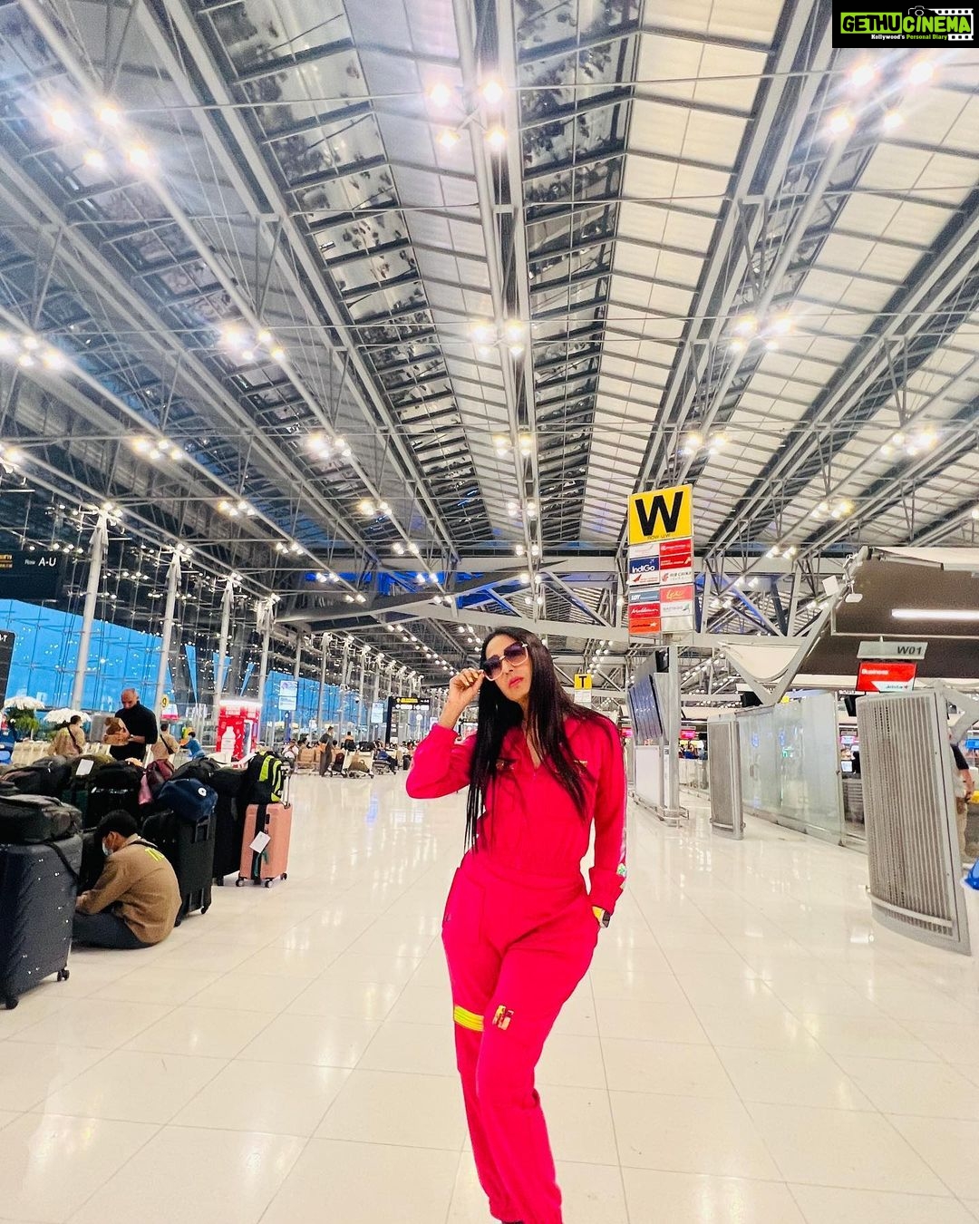 Kashmera Shah Instagram - Fall in love with yourself and the world will fall in love with you. Wearing lovely athleisure from @justbillibyrashmichhabra my favorite Indian brand #kashmerashah #kashmirashah #klosetbykash