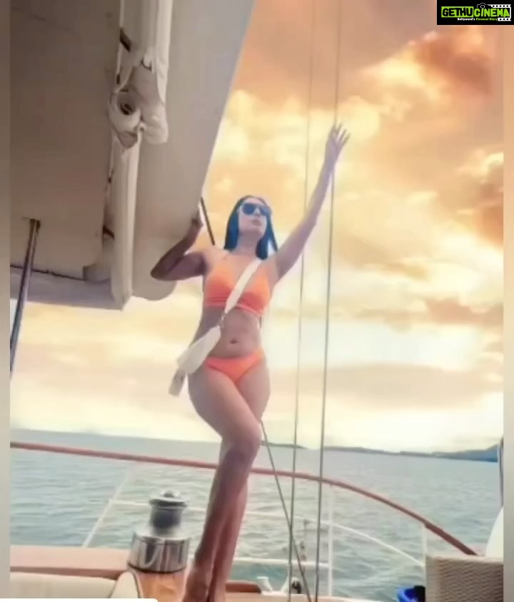 Kashmera Shah Instagram - I think I look better now than I did in my 20s. Thank you god. Love to all #kashmerashah #kashmirashah #orange #privateyatch #birthday #birthdaygirl #birthdaywishes #phuket #thailand #birthdayvibes #sexywomen #bollywood #bollywoodactress