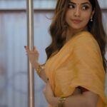 Kashmira Pardesi Instagram - 🔊 Ma’s fav song ♥️ Shot by : @ashwin_harke Outfit by: @suta_bombay Styling : @jasjeet01_ Styling assistant : @dhritisoonderji @_aamenaa_ HMU : @sandybeauti Hairstyle by : @makeoversbyjacqueline Managed by : @wizardingmedia_