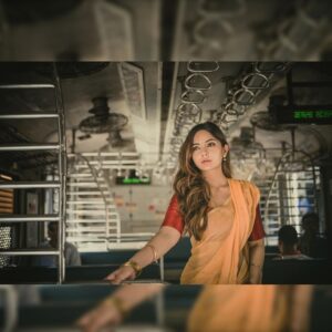 Kashmira Pardesi Instagram - Alexa, play Phir le aya dil ✨ 

Shot & Edited by : @kalyaam_2.0
Outfit by: @suta_bombay
Styling : @jasjeet01_
Styling assistant : @dhritisoonderji @_aamenaa_
HMU : @sandybeauti
Hairstyle by : @makeoversbyjacqueline
Managed by : @wizardingmedia_