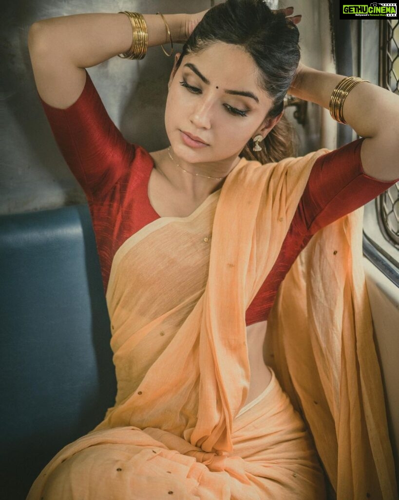 Kashmira Pardesi Instagram - Beauty of everyday things ✨ Shot & Edited by : @kalyaam_2.0 Outfit by: @suta_bombay Styling : @jasjeet01_ Styling assistant : @dhritisoonderji @_aamenaa_ HMU : @sandybeauti Hairstyle by : @makeoversbyjacqueline Managed by : @wizardingmedia_