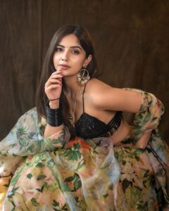 Kashmira Pardesi Instagram - Styled by @rashmitathapa 
Wearing @geethikakanumilli 
Jewellery @karnikajewelshyd 
Makeup/hair @makeuphairbyrahul 
Shot by @pranil_chintewar