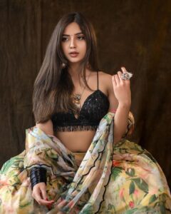 Kashmira Pardesi Instagram - Only turnin' up for the squadron
Shinin' 'round here, we gotta rob them 🤷🏻‍♀️

Squadron 👇

Shot by @pranil_chintewar 

Styled by @rashmitathapa 

Makeup hair - @makeuphairbyrahul

Wearing @geethikakanumilli

Jewellery @karnikajewelshyd 

Managed by @aleen_aladnak  @karthik_peruru @arunprajeethm @monikcherukuri
