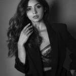 Kashmira Pardesi Instagram - I got black I got white, what do you want? @nataliaarantseva @senyarantseva @hairby_vijaya
