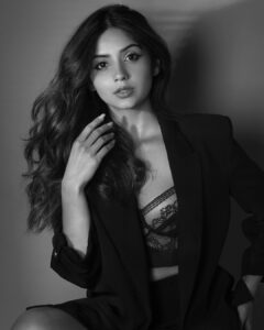Kashmira Pardesi Instagram - I got black I got white, what do you want? 

@nataliaarantseva @senyarantseva @hairby_vijaya