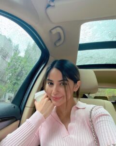 Kashmira Pardesi Instagram - How could I not click these, my favourite season is here 🌧️🌧️🌧️