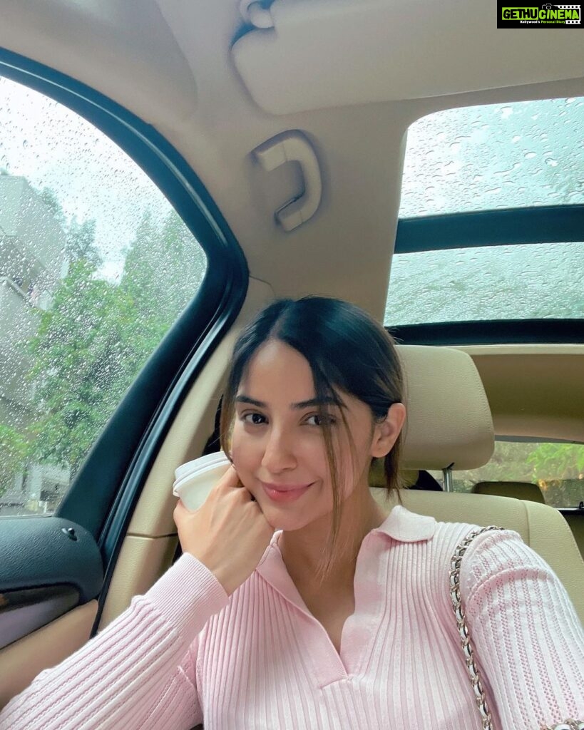 Kashmira Pardesi Instagram - How could I not click these, my favourite season is here 🌧️🌧️🌧️