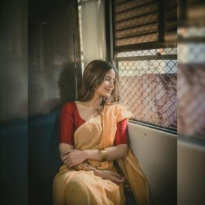 Kashmira Pardesi Instagram - Alexa, play Phir le aya dil ✨ 

Shot & Edited by : @kalyaam_2.0
Outfit by: @suta_bombay
Styling : @jasjeet01_
Styling assistant : @dhritisoonderji @_aamenaa_
HMU : @sandybeauti
Hairstyle by : @makeoversbyjacqueline
Managed by : @wizardingmedia_
