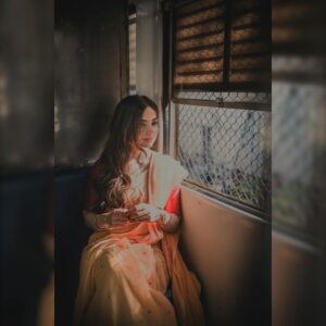 Kashmira Pardesi Instagram - Alexa, play Phir le aya dil ✨ 

Shot & Edited by : @kalyaam_2.0
Outfit by: @suta_bombay
Styling : @jasjeet01_
Styling assistant : @dhritisoonderji @_aamenaa_
HMU : @sandybeauti
Hairstyle by : @makeoversbyjacqueline
Managed by : @wizardingmedia_