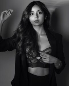 Kashmira Pardesi Instagram - I got black I got white, what do you want? 

@nataliaarantseva @senyarantseva @hairby_vijaya