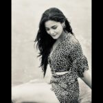 Kaveri Priyam Instagram - In the middle of some beach therapy.🖤🌊 Pc @aman_nagoshe