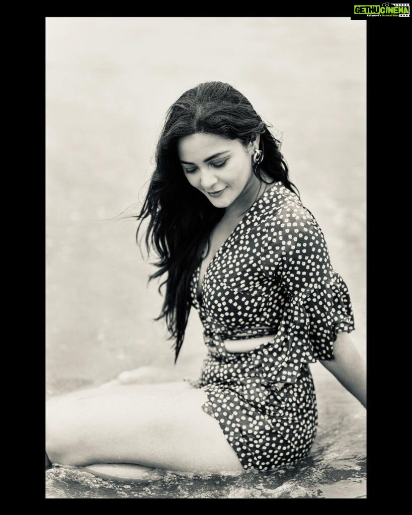 Kaveri Priyam Instagram - In the middle of some beach therapy.🖤🌊 Pc @aman_nagoshe