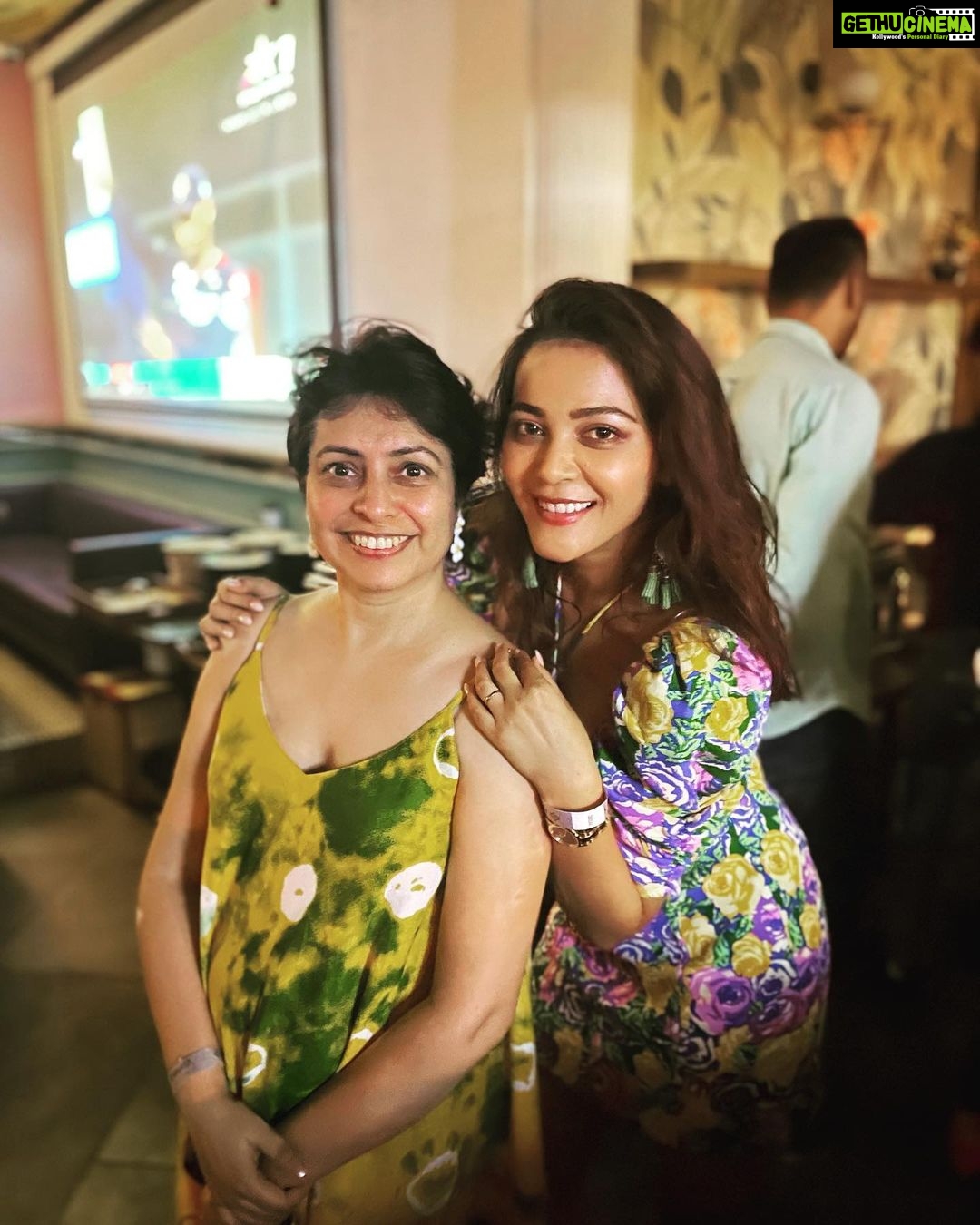 Kaveri Priyam Instagram - Loviest producers and some of the loveliest people I’ve worked with.♥️💜 In the frames @cma.sees @sudhirpix @kunalkarankapoor @manipdixit @reetika.ghosh.30 @djaay_m @reemstini @prathmesh_sharma @bhashax @_siddhaanth_ @shaalien_malhotra @imsatya16 @amittksingh @diljotchhabra @abigail_pande
